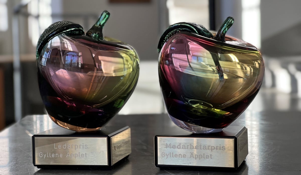 äpplen i konstglas till vinnare av Region Stockholms medarbetarpris och ledarpris Gyllene äpplet