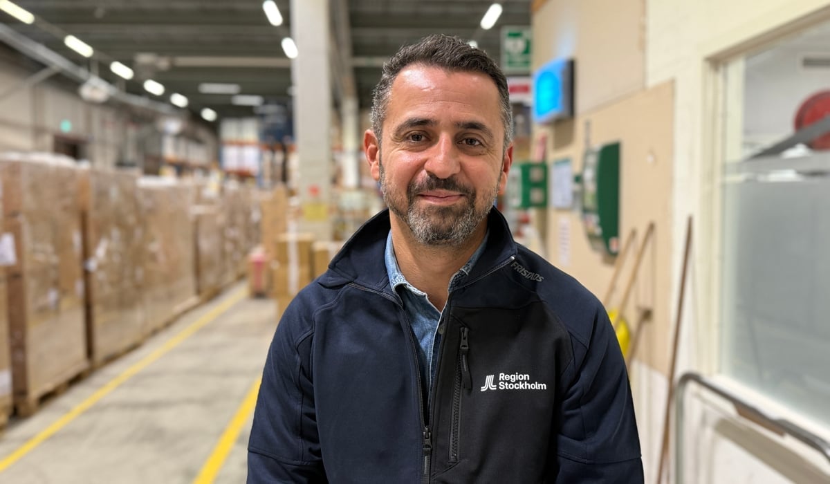 En man står i en lagerlokal.