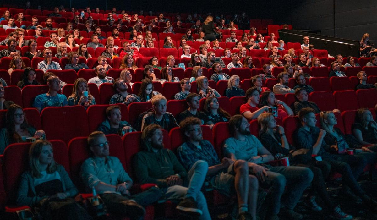 En biografsalong fullsatt med publik som tittar på film