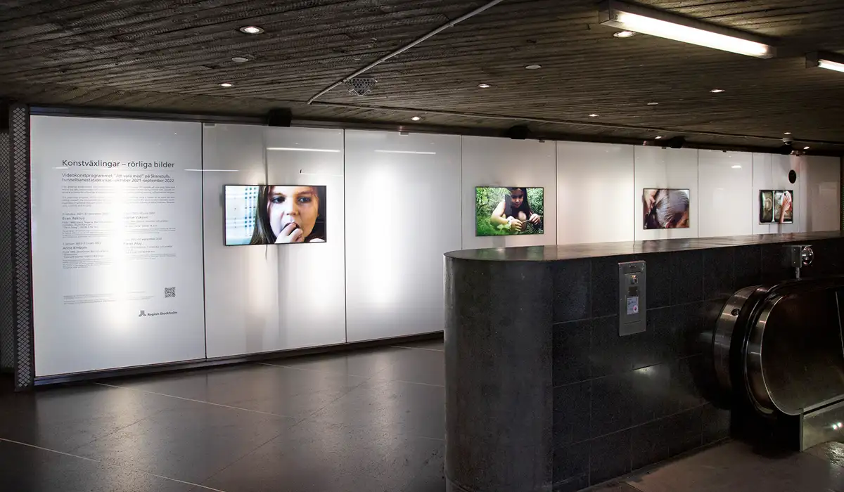 Olika ställen i den loopade filmen av Sophie Vuković på Skanstulls tunnelbanestation.