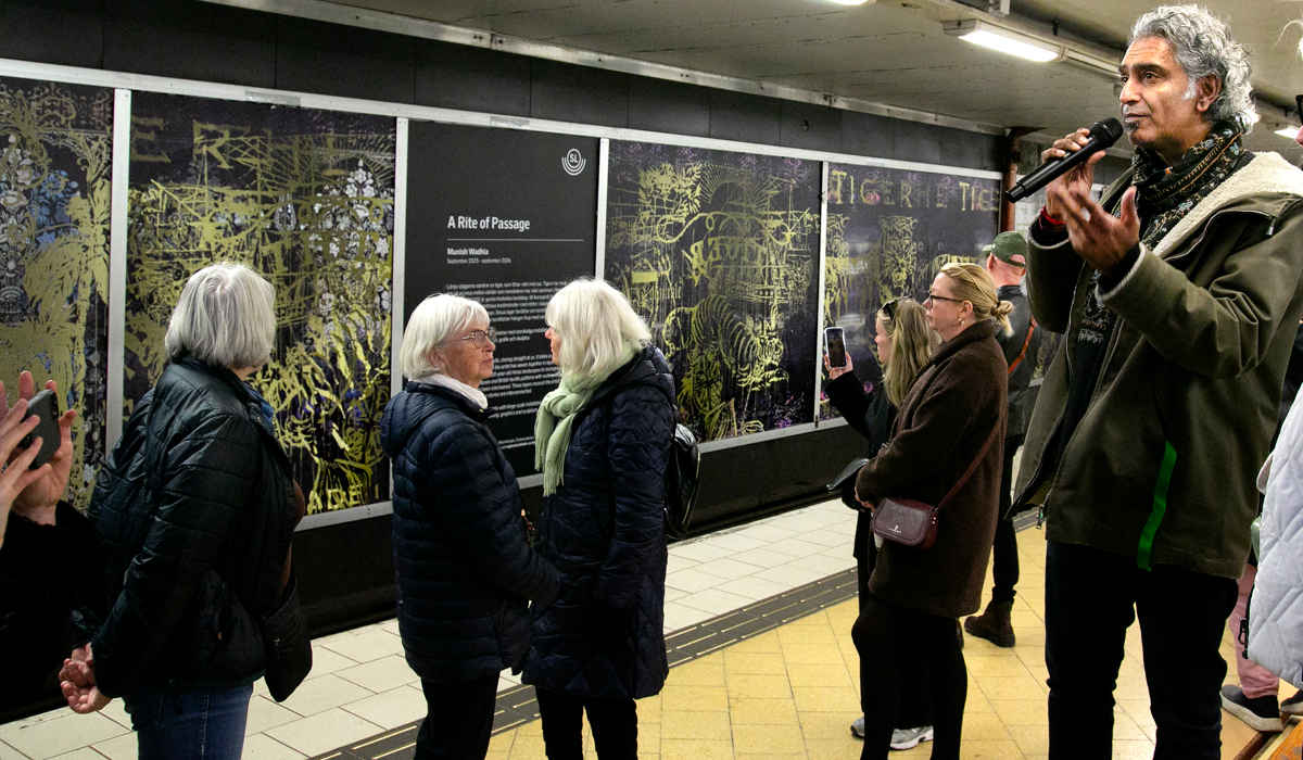 En grupp människor som står i en tunnelbanestation.