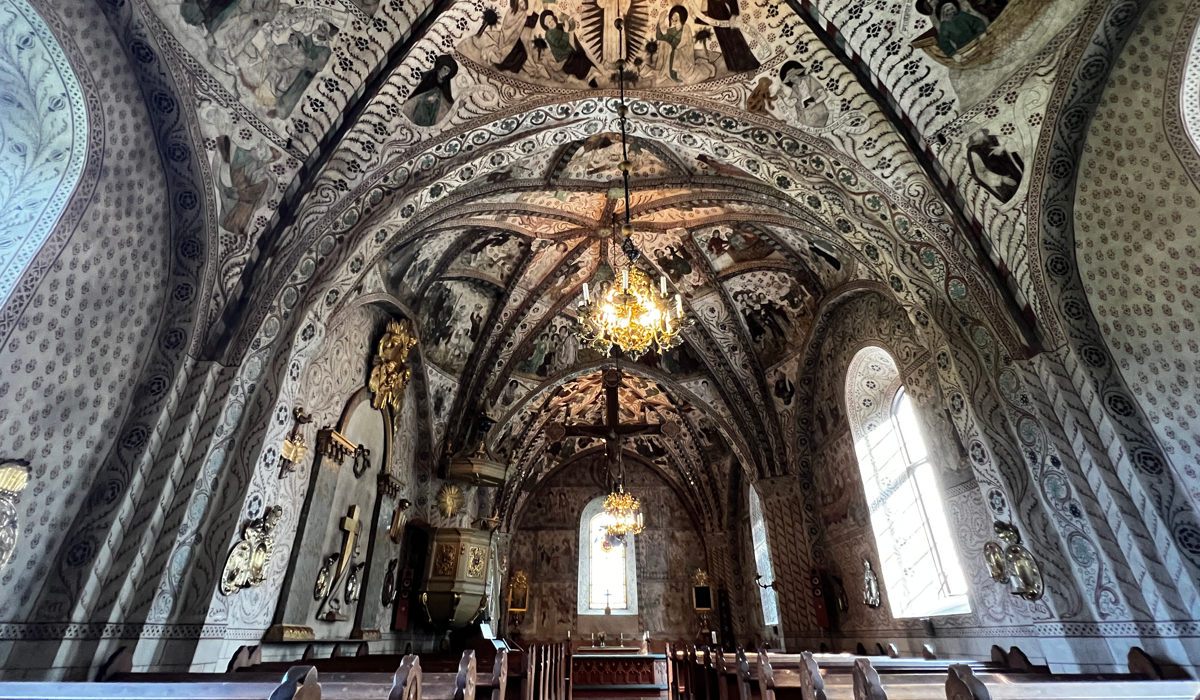 En kyrka med välvt tak och bänkar.