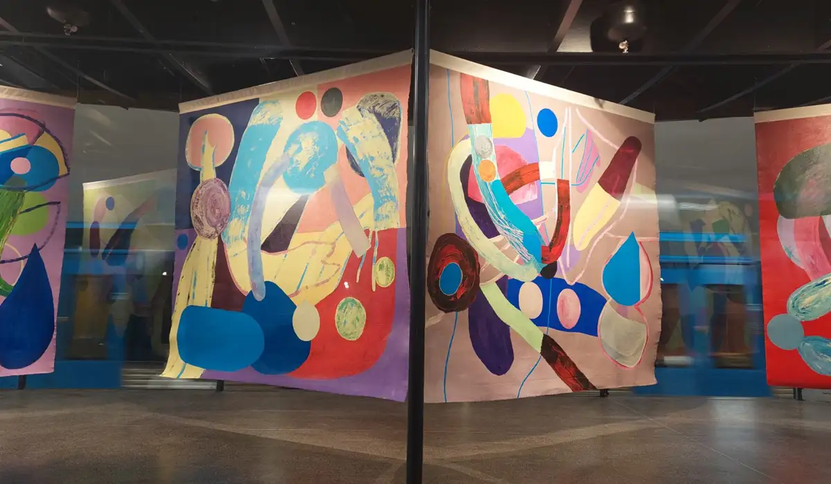Fyra målningar med pastelliga abstrakta mjuka former.