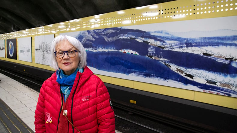 Britta framför utställningen Rötter på Fridhemsplan.