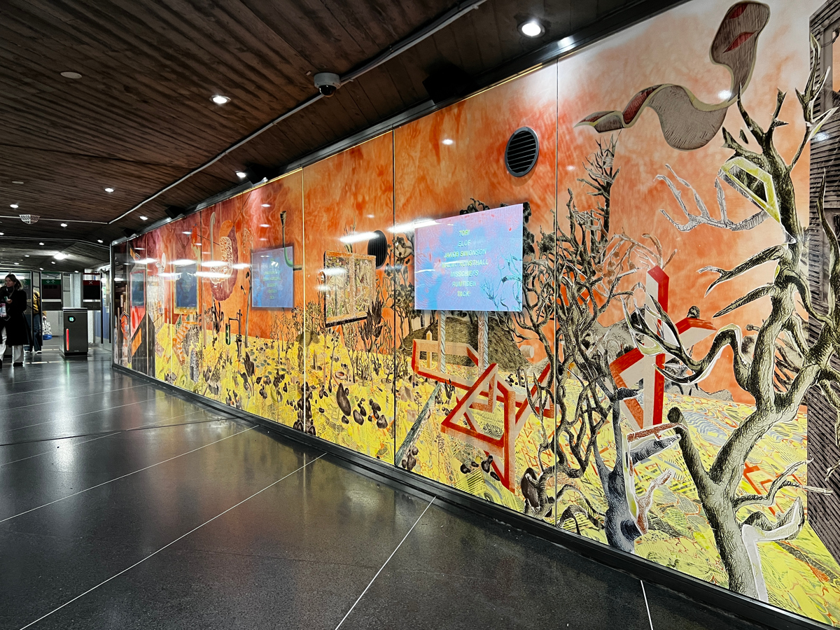 En målning på väggen på en tågstation.