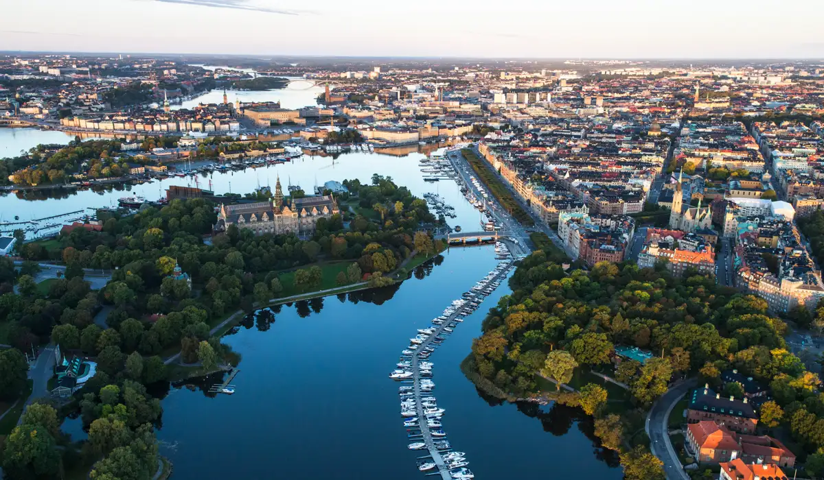 Flygfoto över Stockholm. På bilden syns vatten, skog och träd ovanifrån.