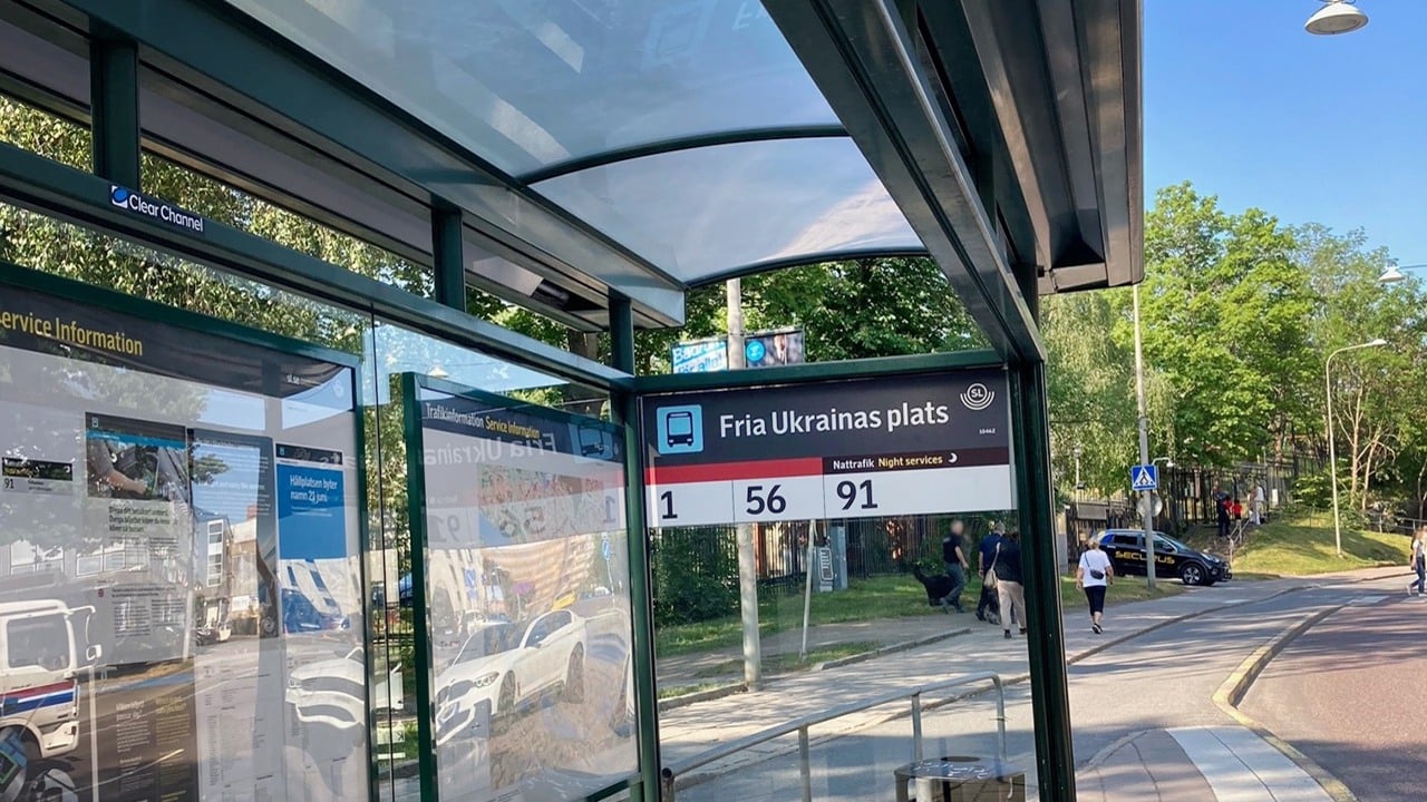 Bild på busshållsplatsen utanför Ryska ambassaden som fått namnet Fria Ukrainas Plats