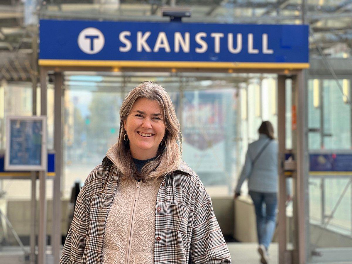 Katarina framför ingången till tunnelbanestationen.