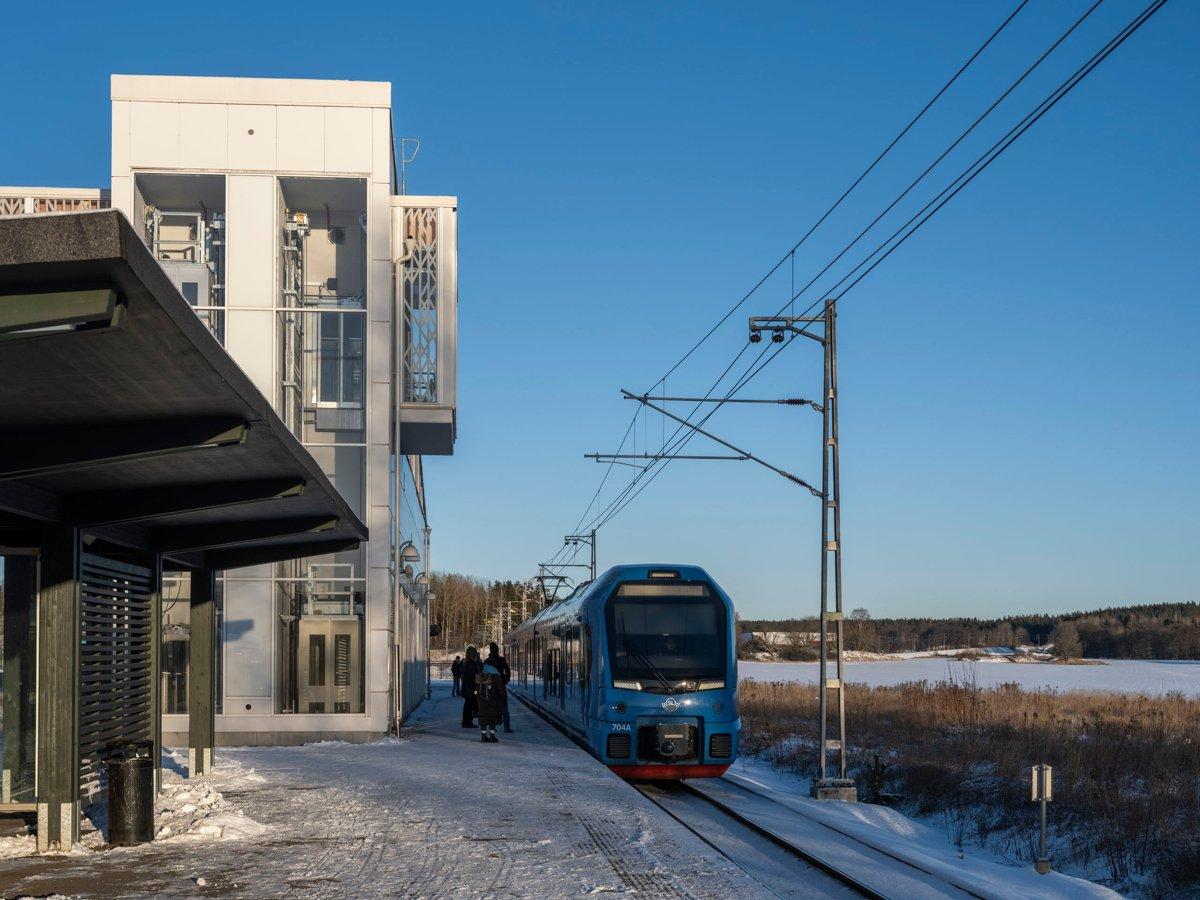 Tåg vid stationen, vinter