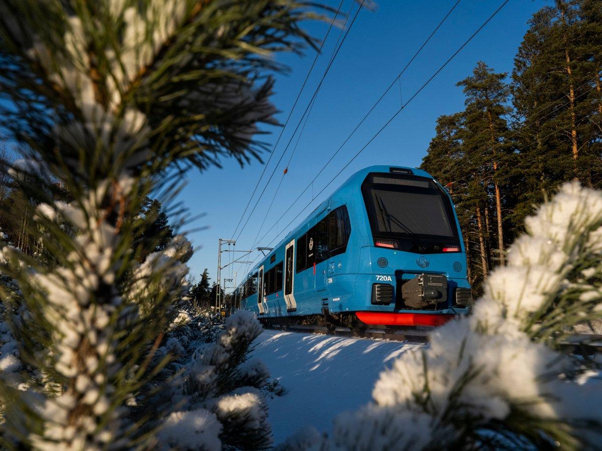 Tåg på Roslagsbanan i vinterlandskap