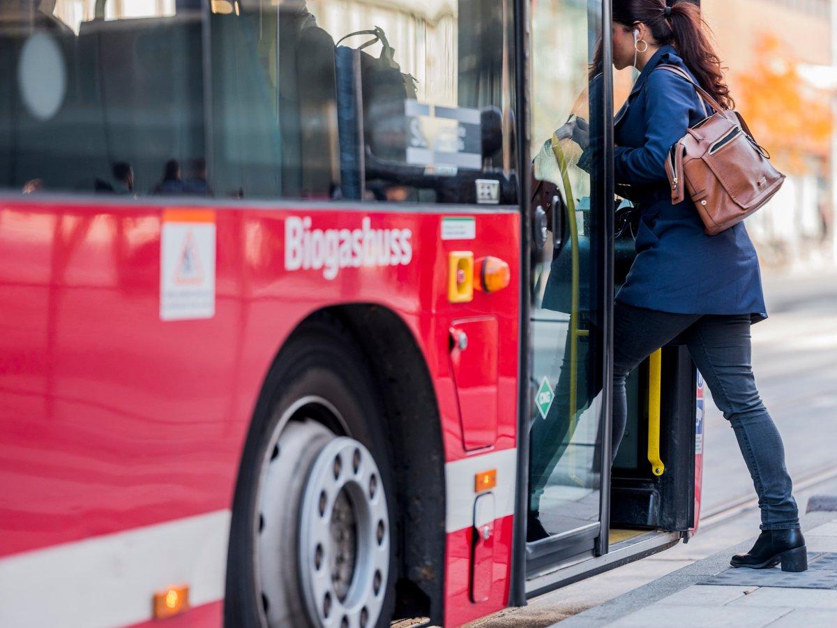 Buss står vid busshållsplats och tar emot resenärer