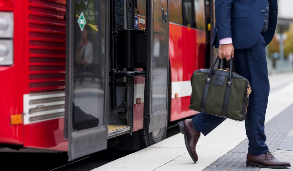 Buss står vid busshållsplats och tar emot resenärer