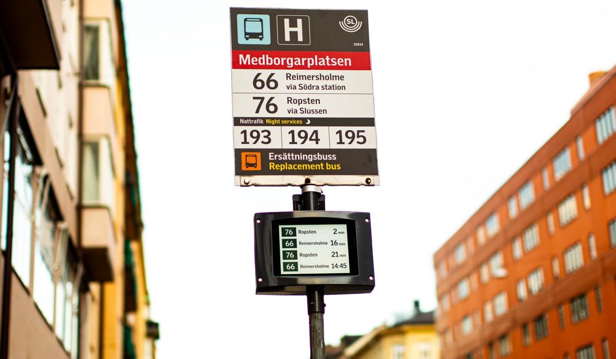 Ny digital skylt med bättre kontrast visar nästa avgång vid hållplats Medborgarplatsen. 