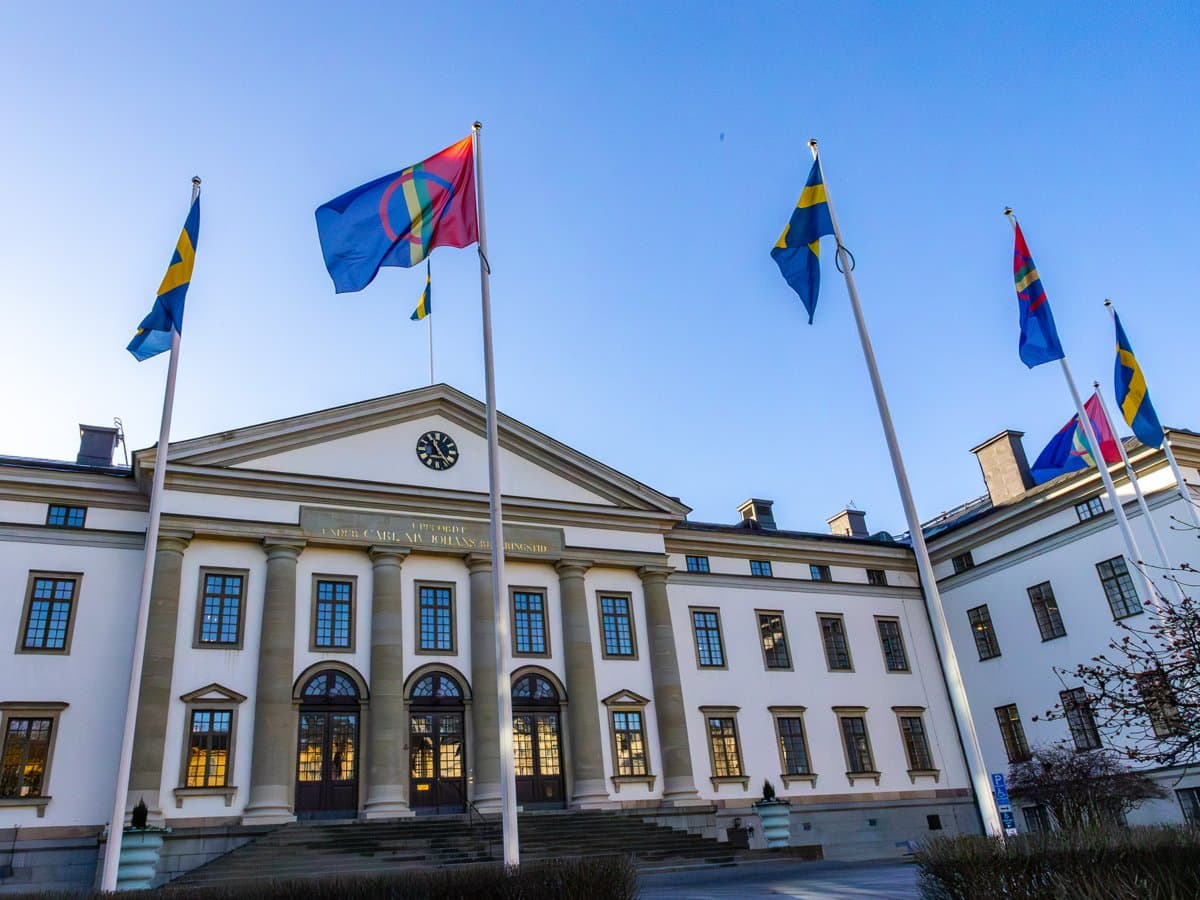 Samiska och svenska flaggor hissade vid Landstingshuset.