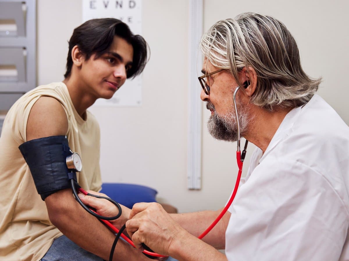 Vårdpersonal mäter blodtryck på patient.