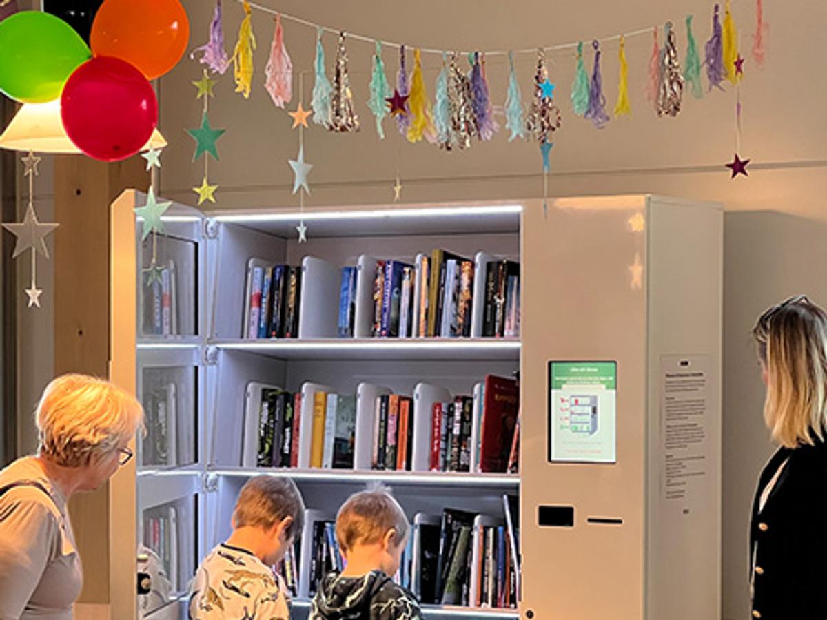 Barn lånar böcker i bokautomat i Nykvarn.
