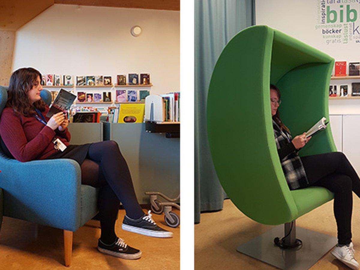 Två bibliotekarier läser böcker inne i biblioteksmiljön