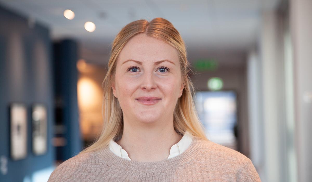 Porträttfoto på Emma, objektspecialist på Serviceförvaltningen i Region Stockholm