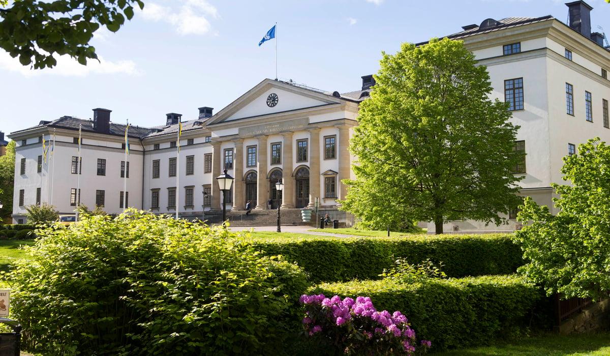 Bild på landstingshuset i sommarskrud. Landstingshuset är beläget på Hantverkargatan på Kungsholmen.