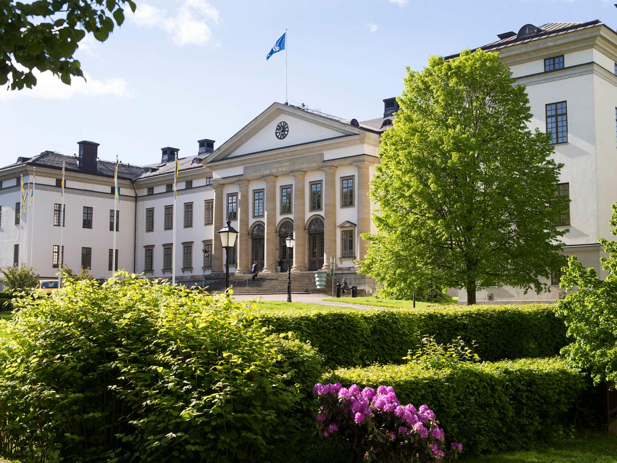 Exteriör bild över vackra Landstingshuset i sommarskrud. Landstingshuset ligger på Hantverkargatan på Kungsholmen.