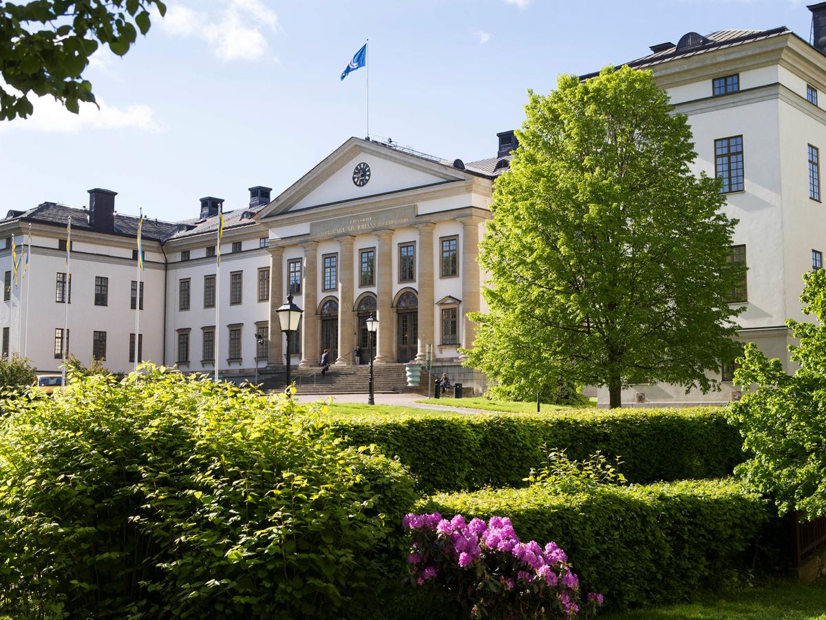 Exteriör bild över vackra Landstingshuset i sommarskrud. Landstingshuset är beläget på Hantverkargatan på Kungsholmen.
