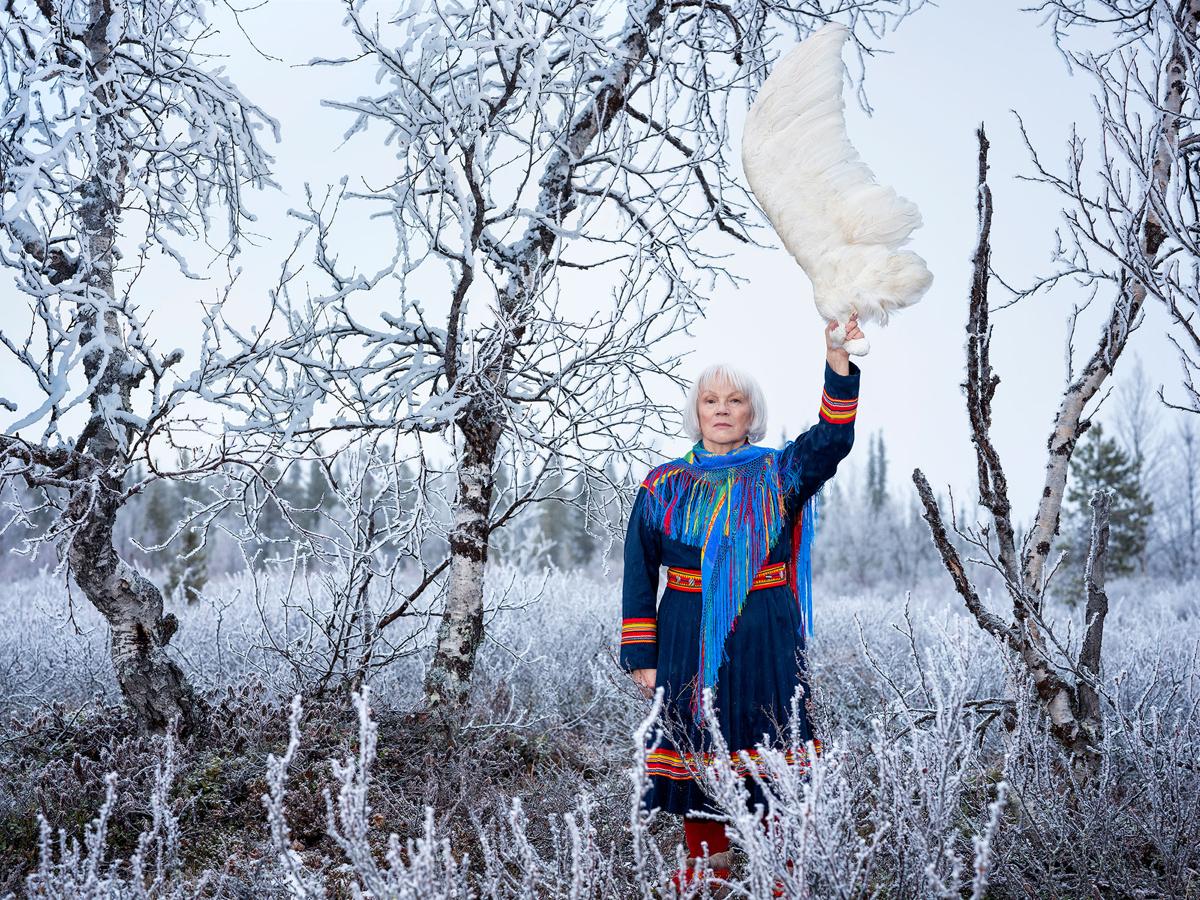 Brita i vinterlandskap iklädd samisk dräkt.