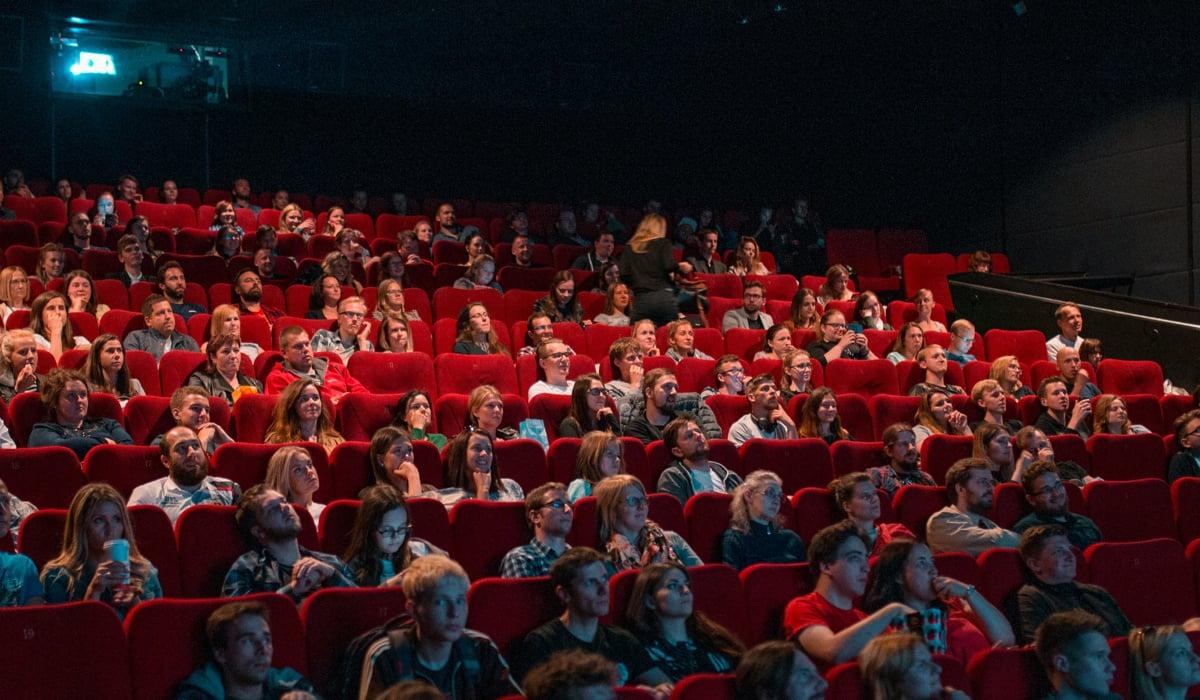 En biografsalong fullsatt med publik som tittar på film