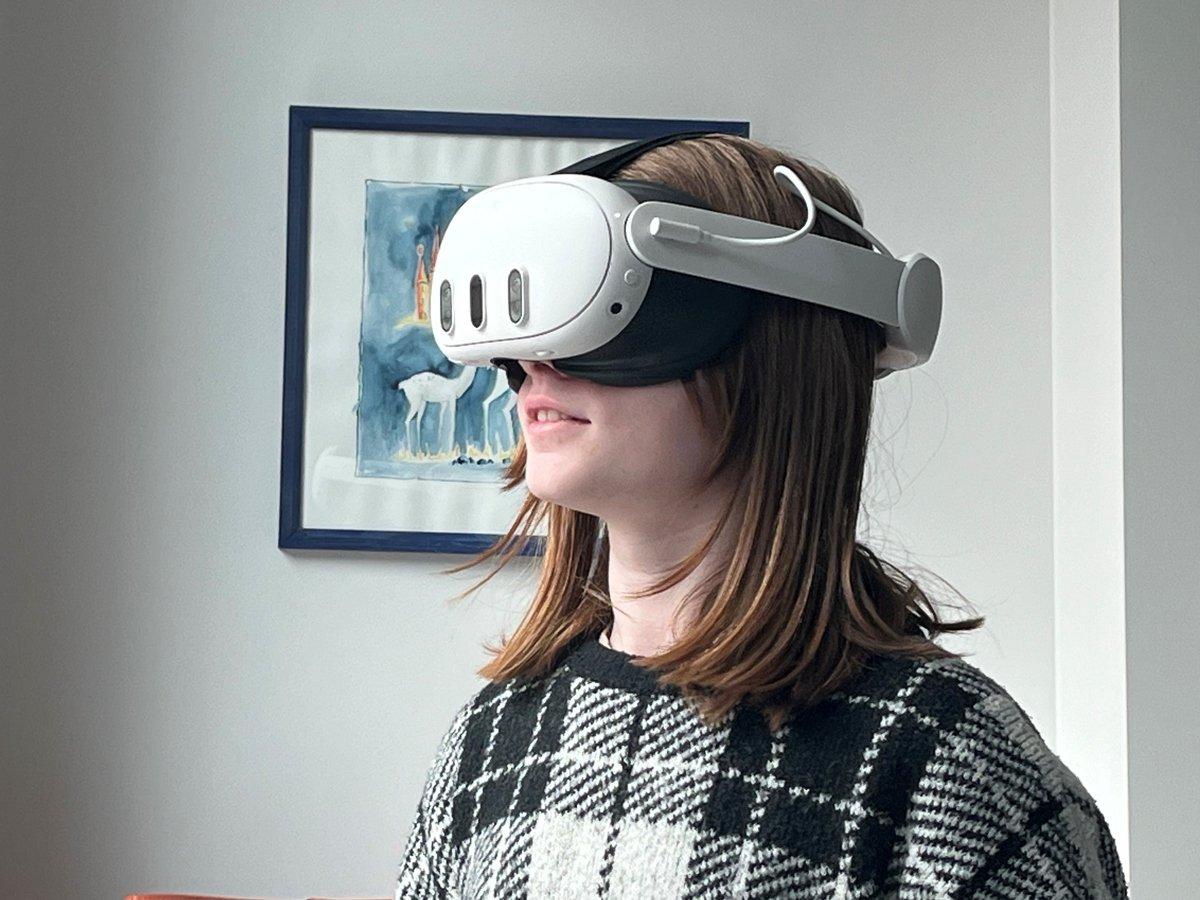 Flicka med VR-headset på huvudet