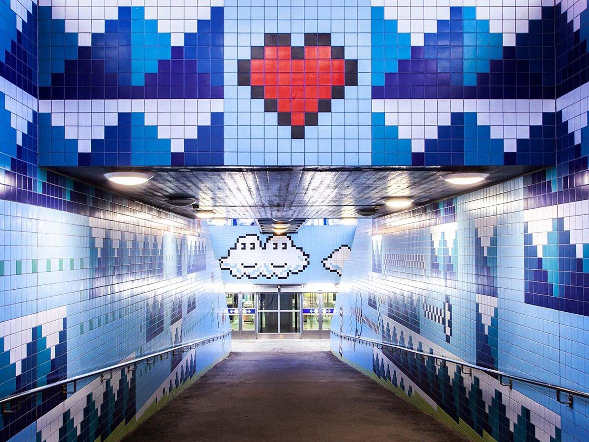 Thorildsplans tunnelbanestation med kakelsatt mönster. I mitten ett hjärta.