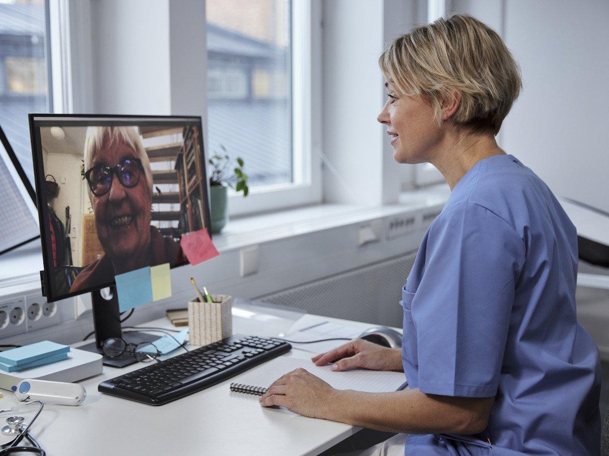 Läkare på vårdcentral har videosamtal med patient.