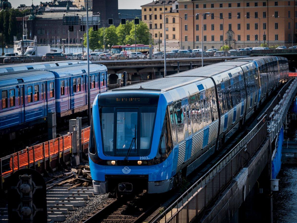 Tunnelbana åker över Söderströmsbron.