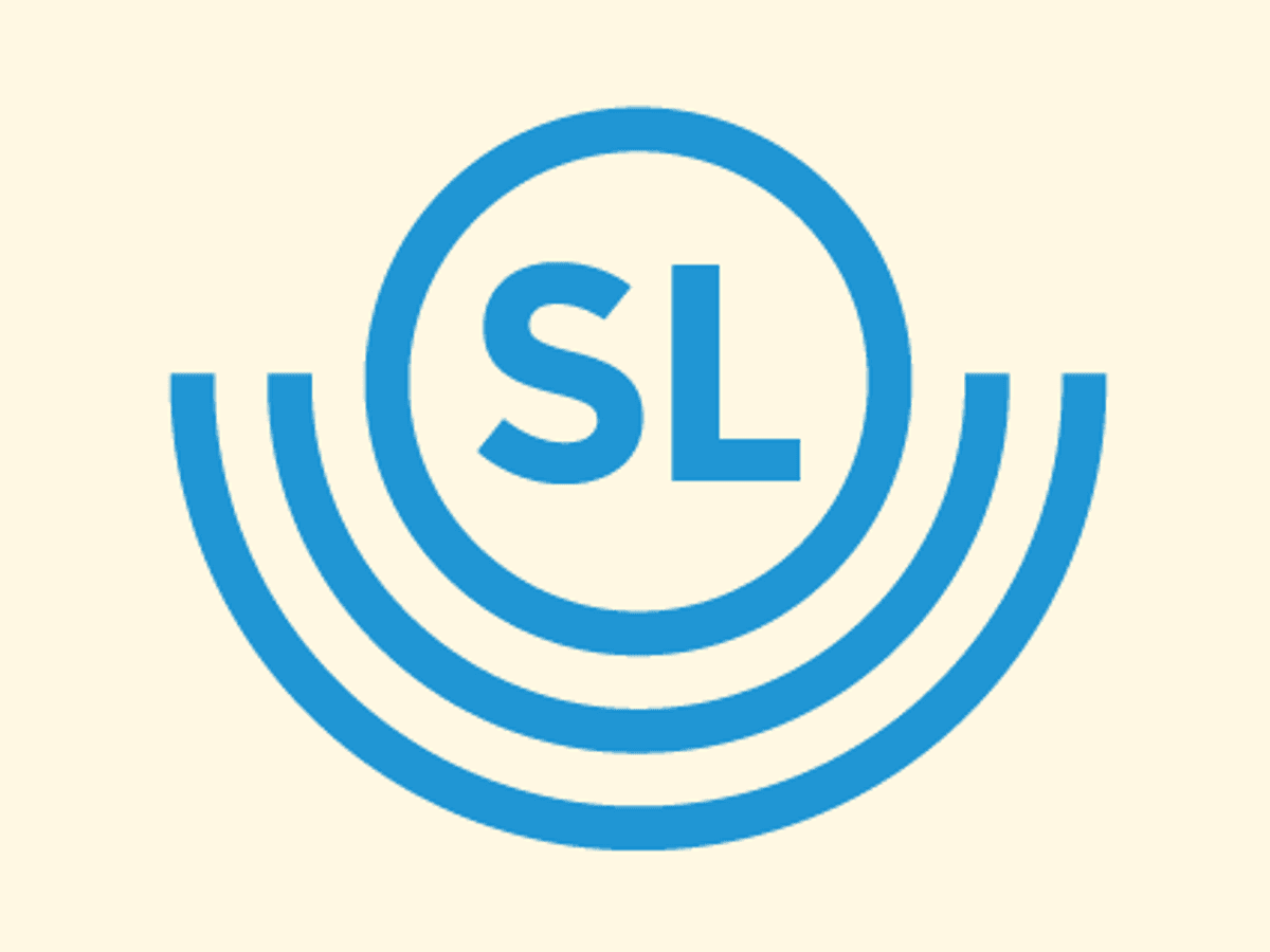 Blå SL logo på ljus bakgrund.