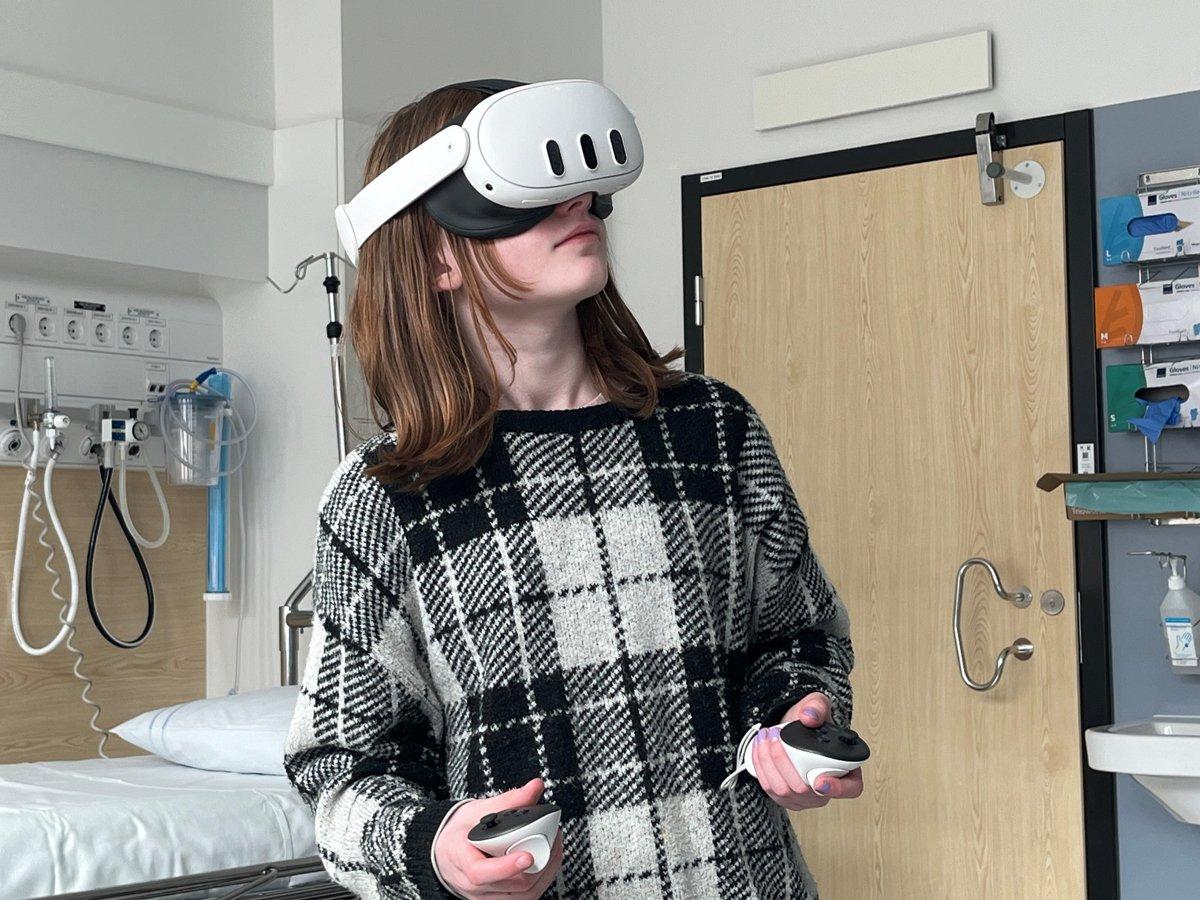 Flicka med VR-glasögon på en mottagning.