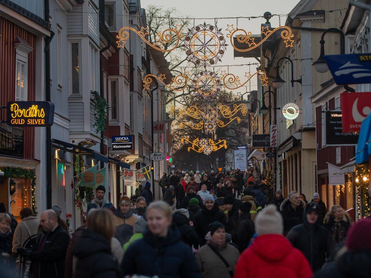 Folkmyller på småstadsgata i juletid,  Norrtälje