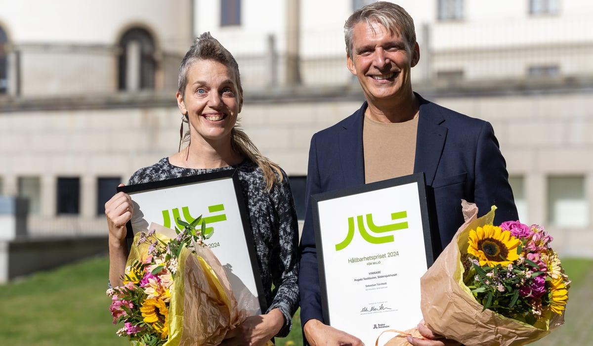 Foto på Sebastian Törnfeldt och Sara Tunheden som håller i blommor och diplom