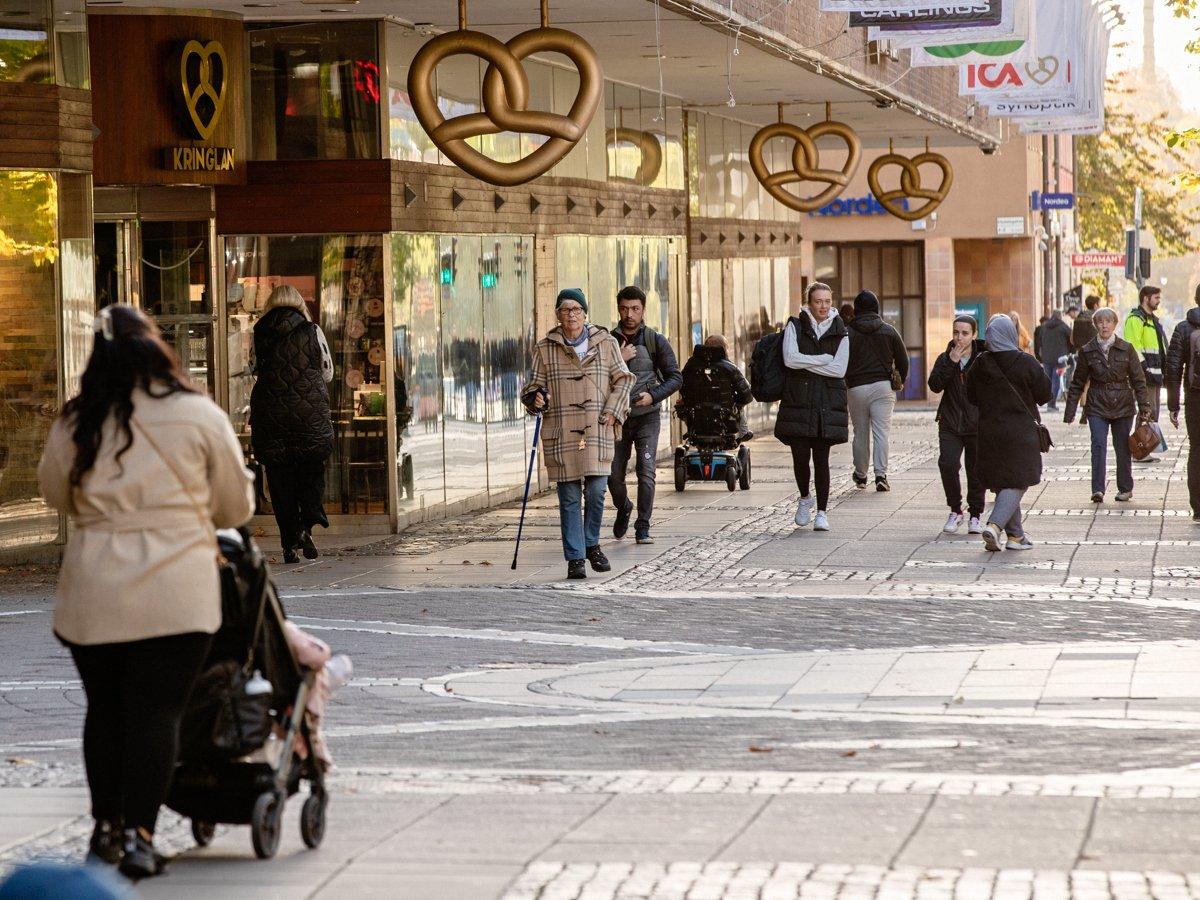 Människor som rör sig på gågatan utanför Kringlan i Södertälje