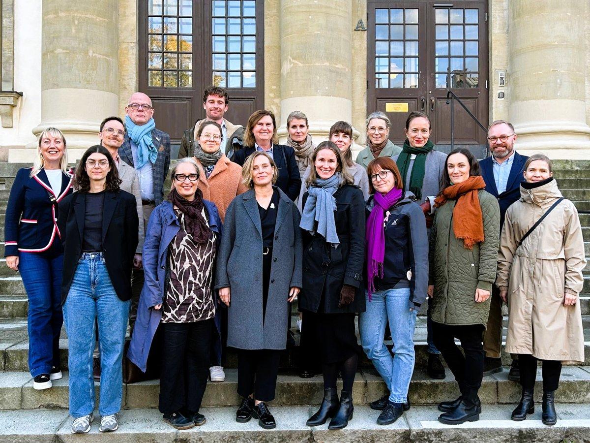 En gruppbild på Landstingshusets stora entrétrappa