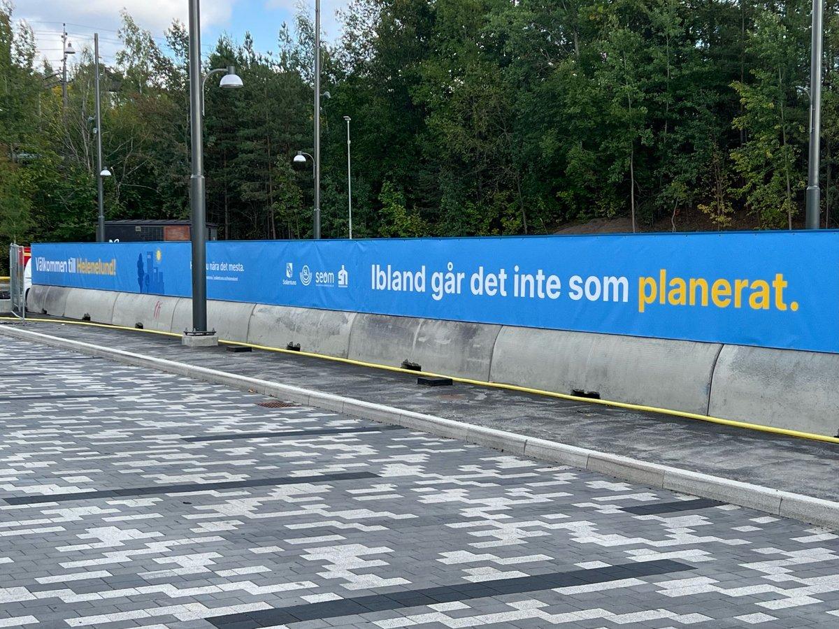 Vepa i utomhusmiljö med texten "Välkommen till Helenelund och "Ibland går det inte som planerat".