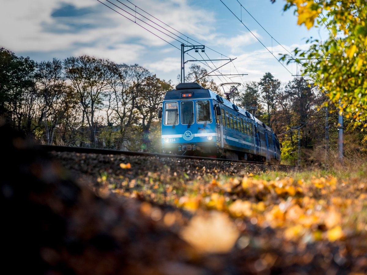 Tåg åker på Roslagsbanans tågspår