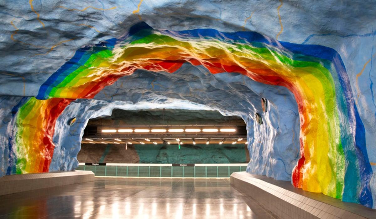 Regnbåge i taket på Stadions tunnelbanestation.