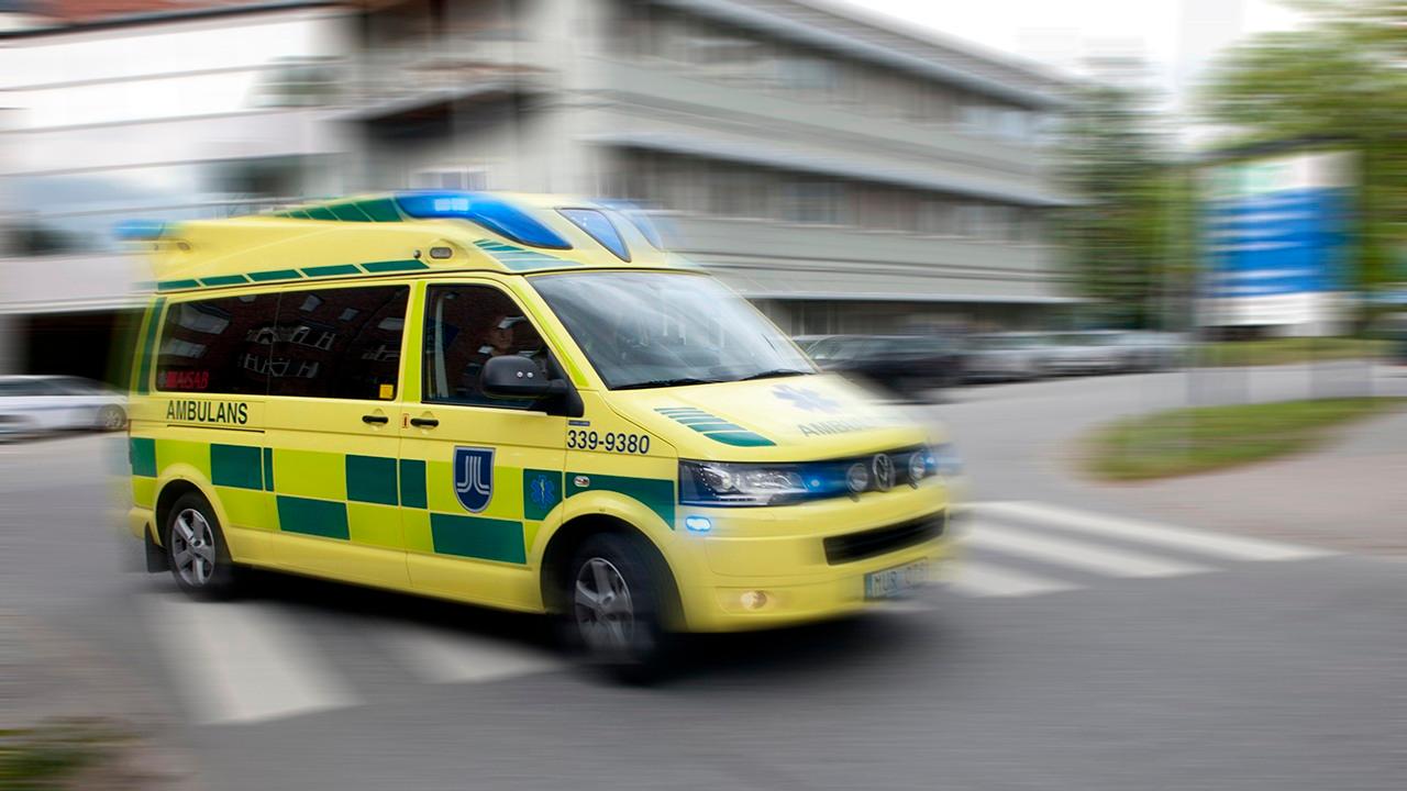 En gul ambulans som är på utryckning