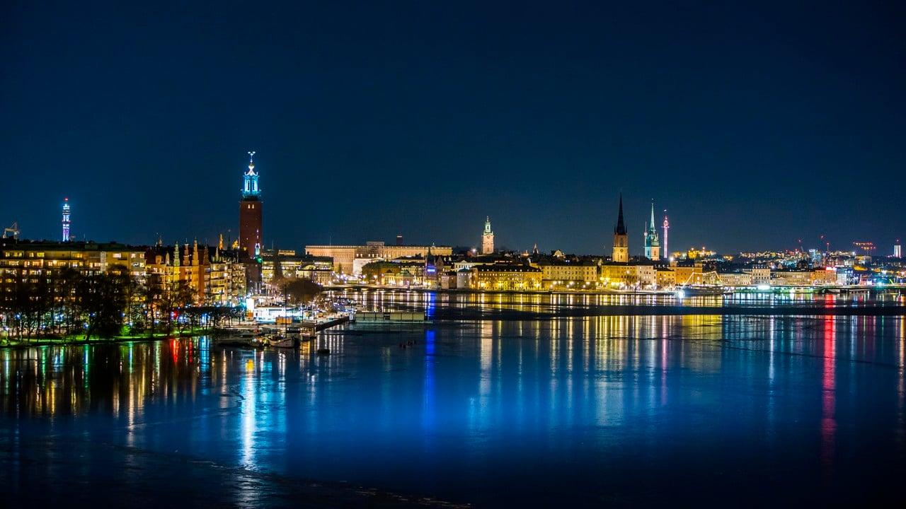 Stockholms stadssiluett på natten