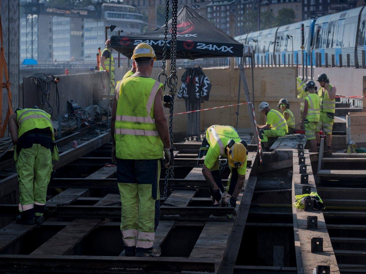 Byggarbetare som bygger nytt på Söderströmsbron.