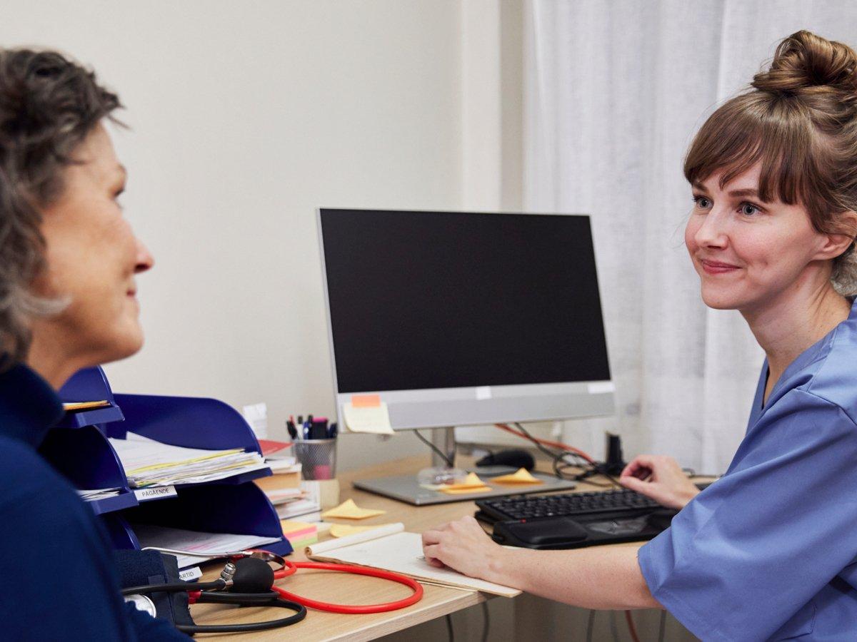 Patientmöte. Vårdgivare och patient i samtal i mottagningsrum.