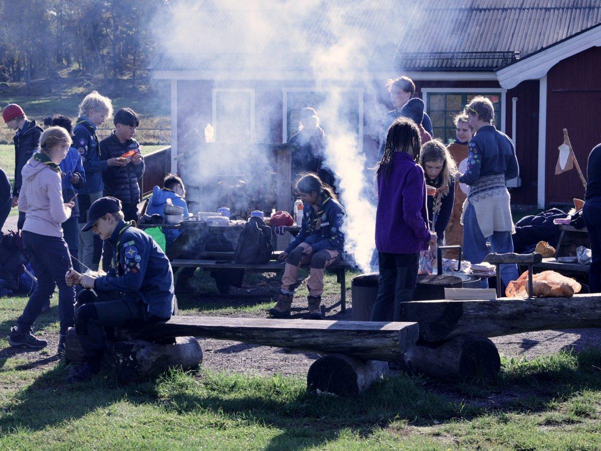 En grupp scouter samlade vid en lägerplats.