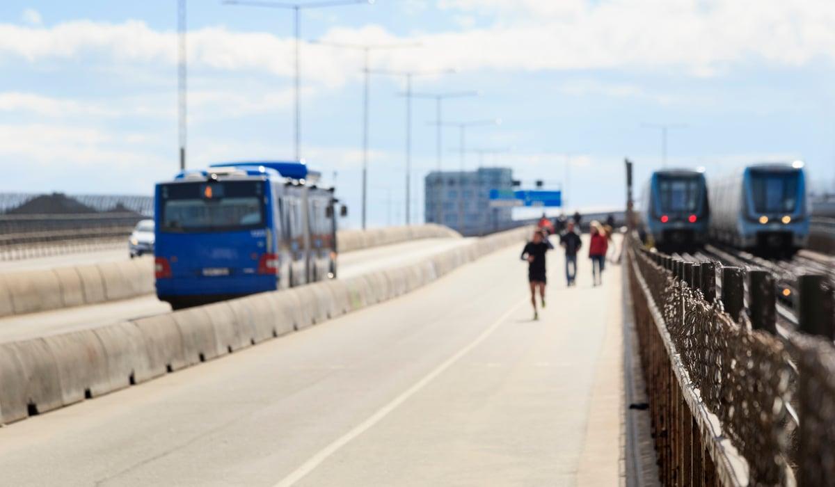 Människor, buss och tunnelbana trafikerar på Skanstullsbron