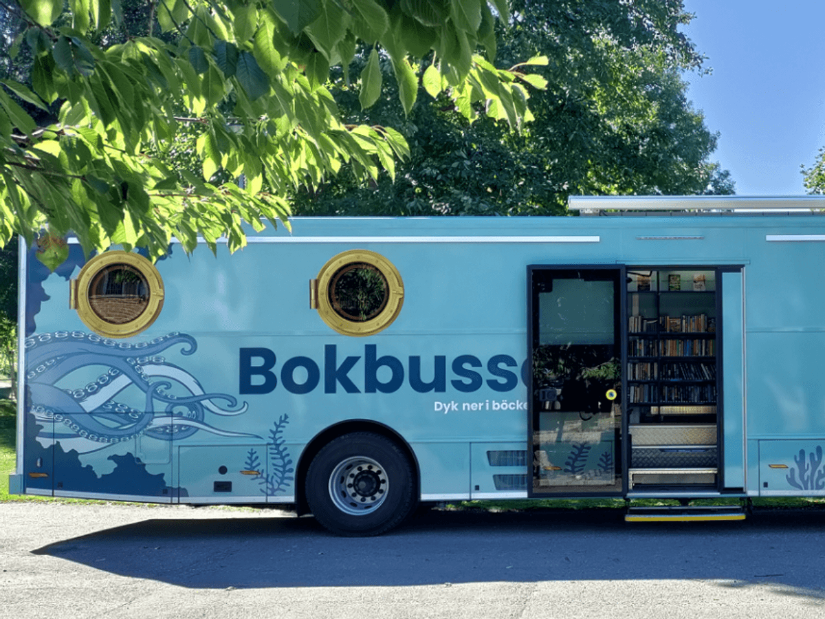 Blåmålad buss med texten bokbussen