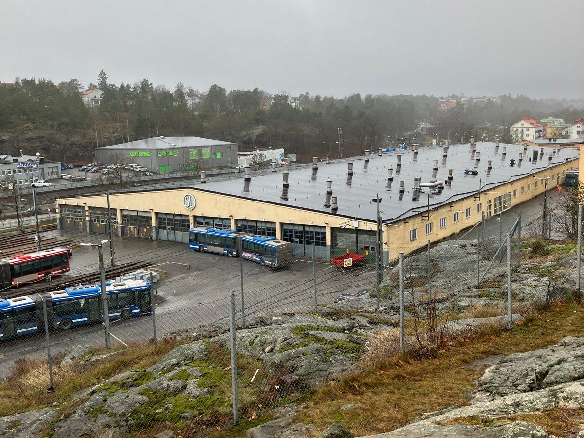 Depå med bussar och järnvägsspår