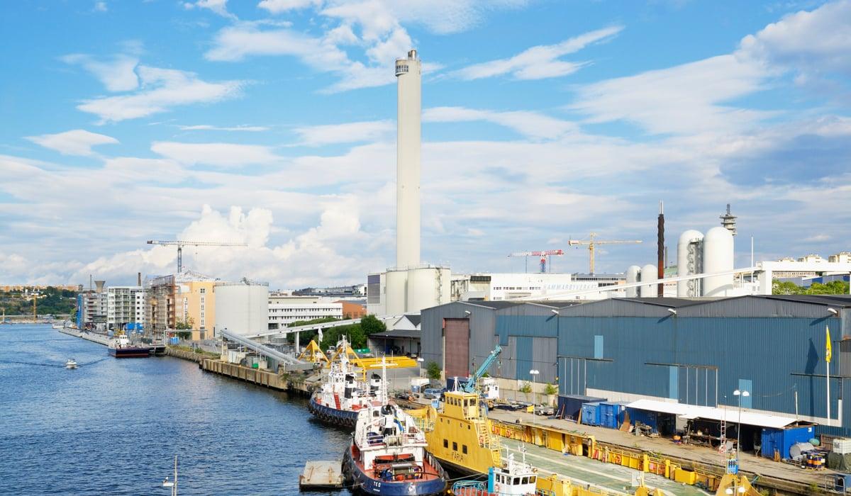 Foto på en hamn med transportbåtar