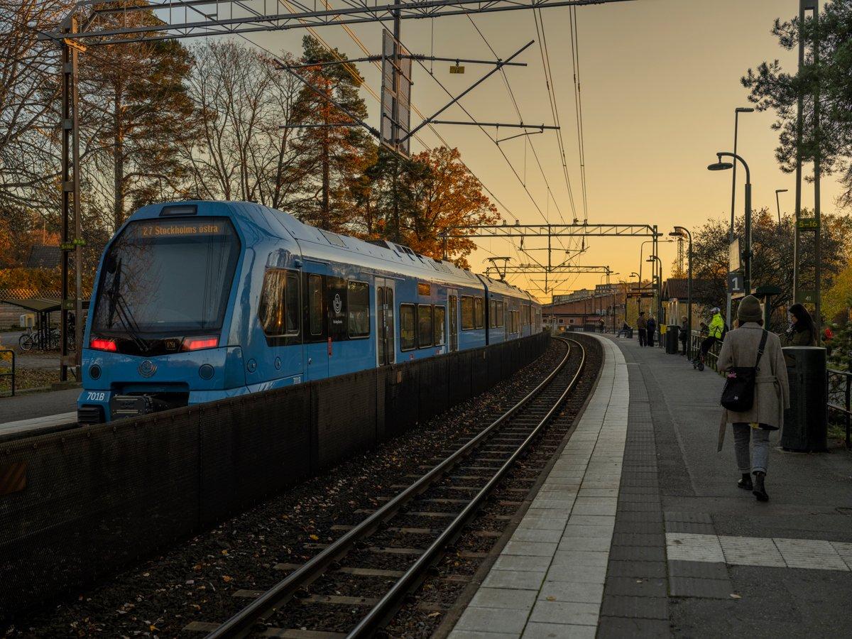 Tåg på Roslagsbanan, höst